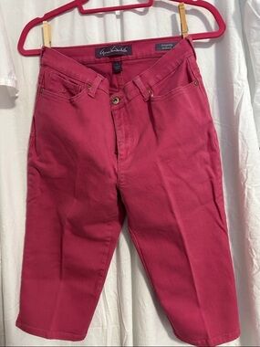 Gloria Vanderbilt Amanda Capris in Raspberry Pink